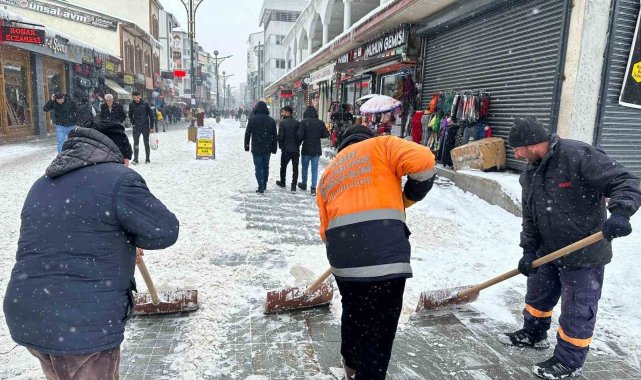 Ağrı Belediyesi kar çalışmalarını aralıksız sürdürüyor