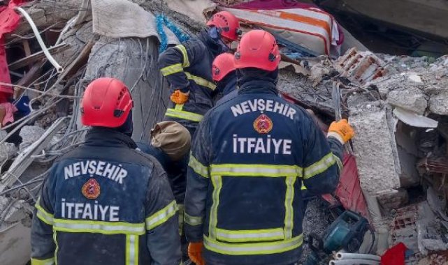 AK Parti'li belediyelerden deprem bölgelerine iş makinesi ve personel desteği