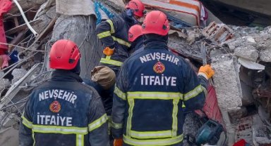 AK Parti'li belediyelerden deprem bölgelerine iş makinesi ve personel desteği