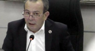 AK Parti'li meclis üyesi, Tanju Özcan'a su şişesi fırlattı