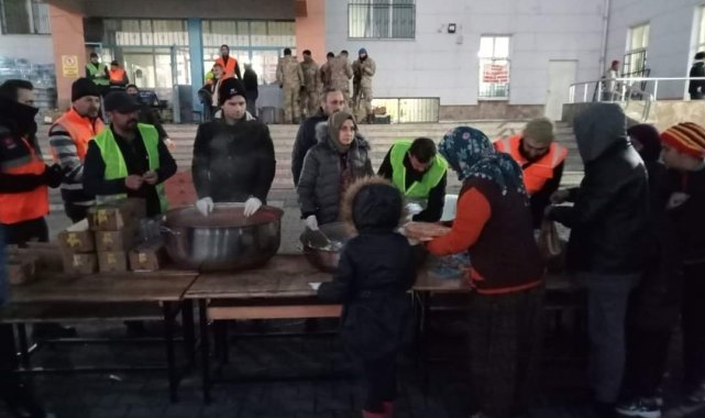 Akhisarlı öğrencilerin mutfağı 6 bin depremzedeye yemek hizmeti veriyor