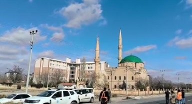 Aksaray'da, depremde hasar gören caminin minareleri kontrollü olarak yıkıldı