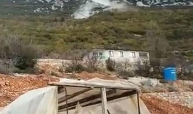 Alanya'da dağdan kopup yuvarlanan kayalar, korkuttu