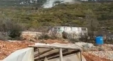 Alanya'da dağdan kopup yuvarlanan kayalar, korkuttu