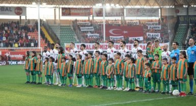 Alanyaspor ile Galatasaray, depremzedeler için sahaya çıktı