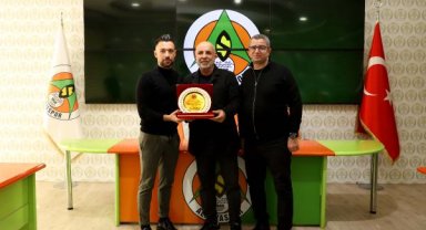 Alanyaspor'da teknik direktör Farioli'ye plaketli veda