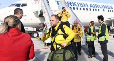 Alman arama-kurtarma ekibi İstanbul'da çiçeklerle karşılandı