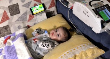 Ambulans kazasında ölümden dönen SMA'lı Yasmin, depremden de sağ kurtuldu