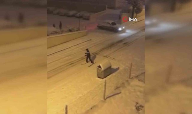 Ankara'da karla kaplı sokakta kayak keyfi kamerada