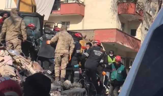 Anne ve 4 yaşındaki kızı 79 saat sonra enkazdan sağ olarak kurtarıldı