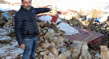 Anne ve babasını depremde kaybeden kepçe operatörü, enkaz kaldırma çalışmalarında