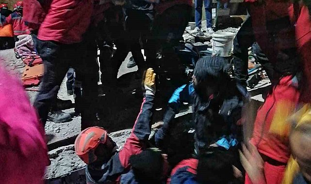 Anne ve iki kızı 66 saat sonra kurtarıldı
