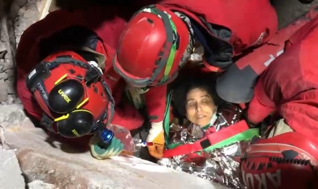 Anne ve oğlu 2 saat arayla enkazdan kurtarıldı