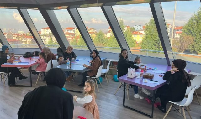 Anneler, çocuklarıyla birlikte atölye deneyimi yaşıyor