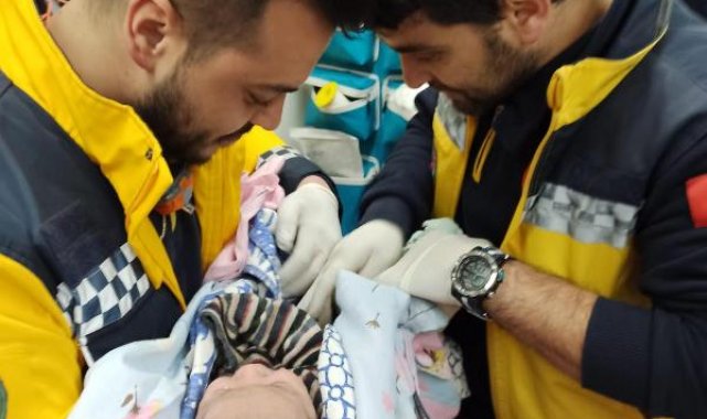 Annesinin emzirerek hayatta tuttuğu bebek, 62 saat sonra enkazdan çıkarıldı