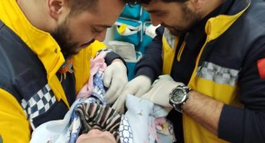 Annesinin emzirerek hayatta tuttuğu bebek, 62 saat sonra enkazdan çıkarıldı