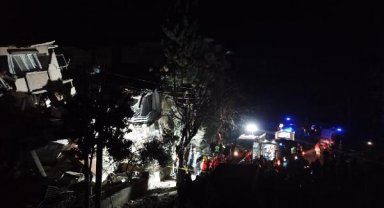 Antakya'da eşya aldıkları hasarlı bina Hatay depreminde yıkıldı; 3 kişi enkaz altında