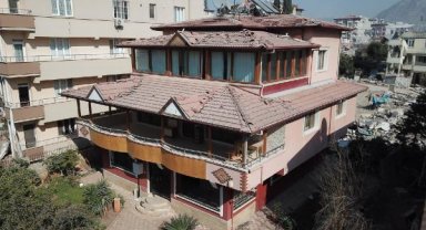 Antakya'daki bu mahallede sadece iki bina hasar almadı