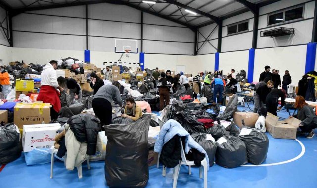 Antalya deprem bölgesine yardım için tek yürek