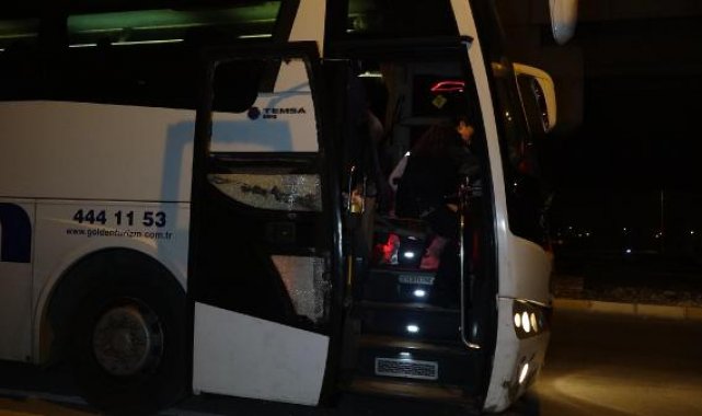 Antalya'da trafikte tartışıp, afet bölgesine giden otobüsün camını kırdılar