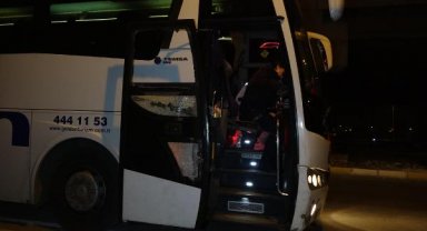 Antalya'da trafikte tartışıp, afet bölgesine giden otobüsün camını kırdılar