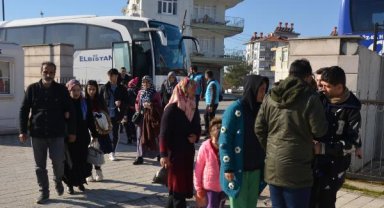 Antalya'ya getirilen depremzedeler, otellere yerleştiriliyor