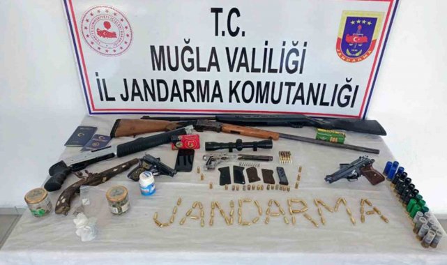 Antik tabancayı satmak isterken yakalandı