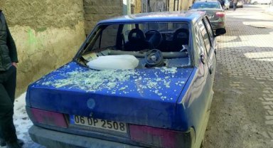 Apartmanın çatısından kopan buz kütlesi, otomobilin üstüne düştü