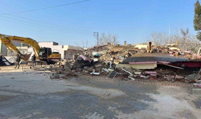 Araban'da acil ağır hasarlı binaların yıkımına başlandı