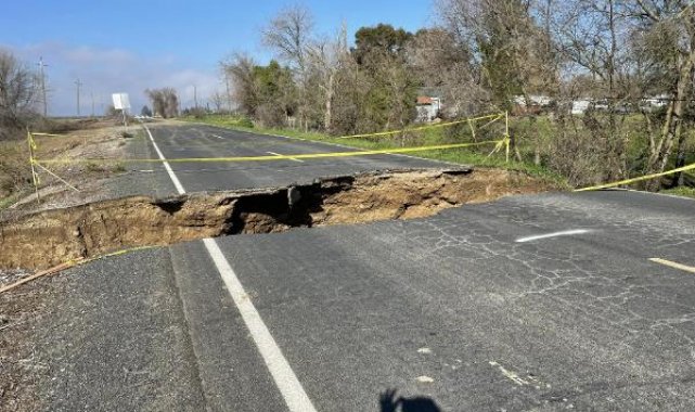 Araçlar, tüm uyarı ve trafik işaretlerine rağmen çöken yola düşünce, yetkililer isyan etti
