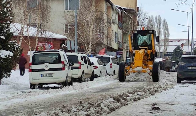 Ardahan Belediyesi ekiplerinin karla mücadele çalışmaları