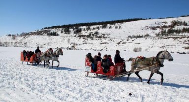 Ardahan'a getirilen depremzede aileler, Çıldır Gölü'nde atlı kızakla gezdi