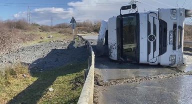 Arnavutköy'de hafriyat yüklü kamyon devrildi