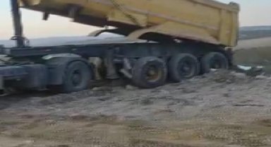 Arnavutköy'de araziye kaçak hafriyat döken şoför uyaranları tehdit etti
