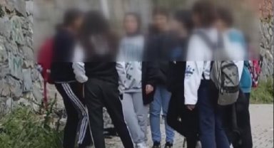 Arnavutköy'de kız öğrencilerin kavgası kamerada