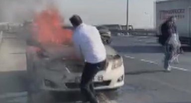 Arnavutköy'de yanan otomobili yoldan geçen itfaiye eri söndürdü