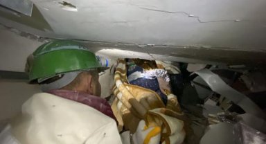 Artçı depremde 'boşaltın' uyarısına rağmen enkaz altında kalıp hayat kurtardılar