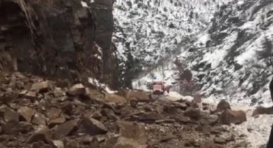 Artvin- Ardahan kara yolu heyelanla kapandı