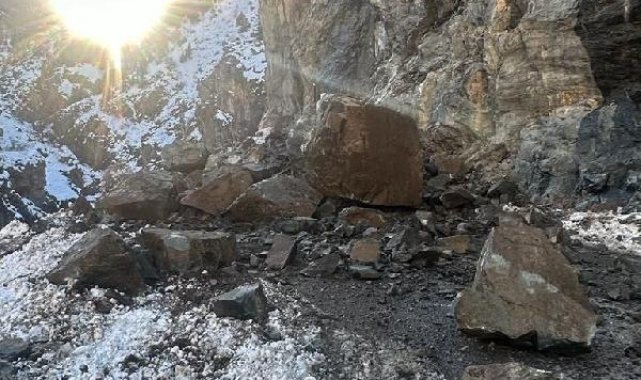 Artvin- Şavşat yolu, heyelanda kayaların düşmesiyle kapandı