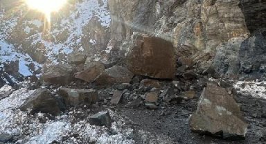 Artvin- Şavşat yolu, heyelanda kayaların düşmesiyle kapandı