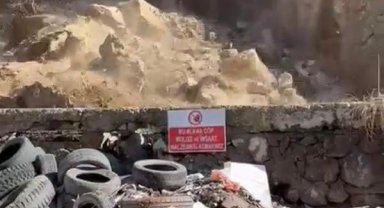 Artvin'de heyelan anı kamerada