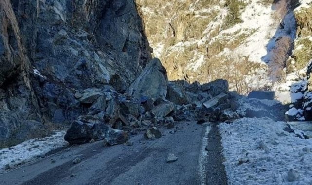 Artvin'de heyelan nedeniyle Artvin-Şavşat karayolu ulaşıma kapandı