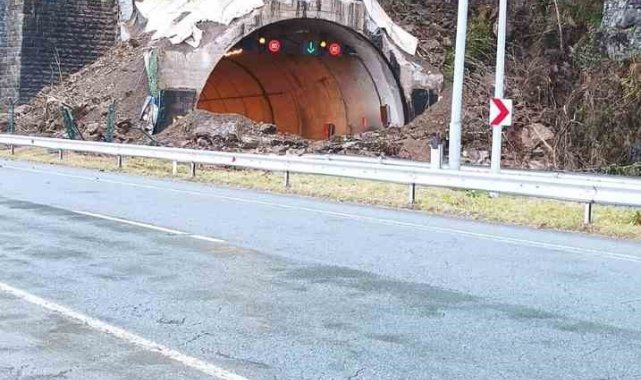 Artvin'de Kopmuş Tüneli girişinde heyelan