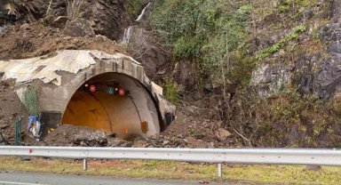 Artvin'de tünel girişinde heyelan