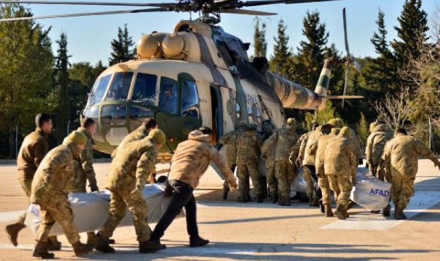 Askeri helikopterler depremzedeler için havalanıyor