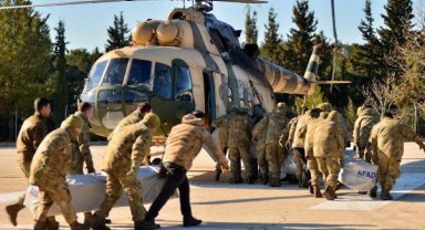 Askeri helikopterler depremzedeler için havalanıyor