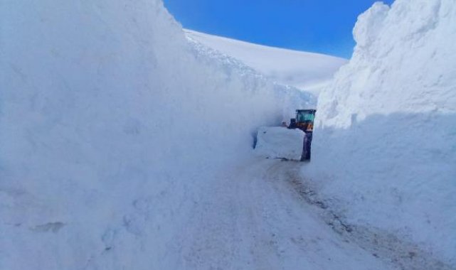 Askeri üs bölgesi yolu kapandı, kar kalınlığı 5 metreyi geçti