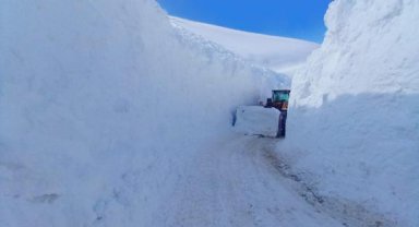 Askeri üs bölgesi yolu kapandı, kar kalınlığı 5 metreyi geçti