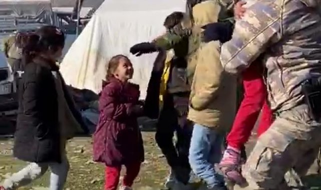 Askerlerle depremzede çocukların çikolata tadında buluşması