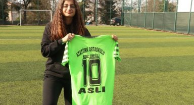 Aslı Ecren, şampiyonada giydiği formasını depremzedeler için 24,5 bin liraya sattı
